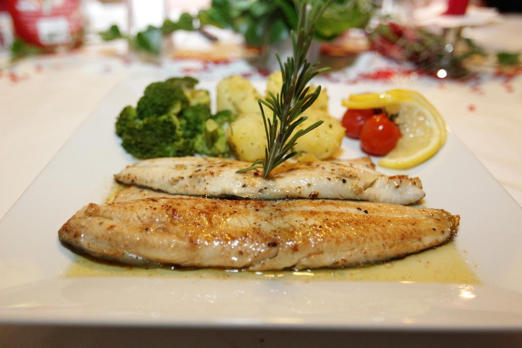 Gasthof Goldener Fisch Lienz Dış mekan fotoğraf